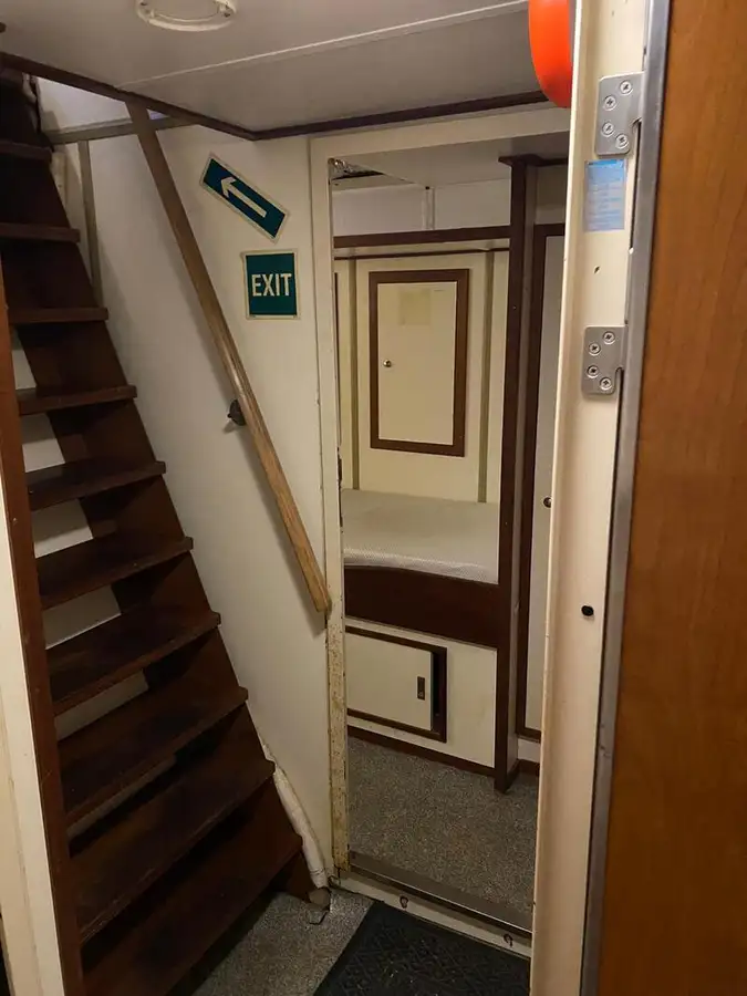 Tàu kéo để bán