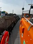 Tàu chở thủy thủ đoàn để bán