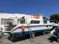 Tàu chở thủy thủ đoàn để bán