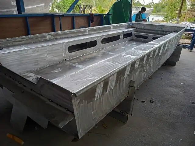 Tàu làm việc để bán
