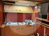 Tàu chở cá sống để bán