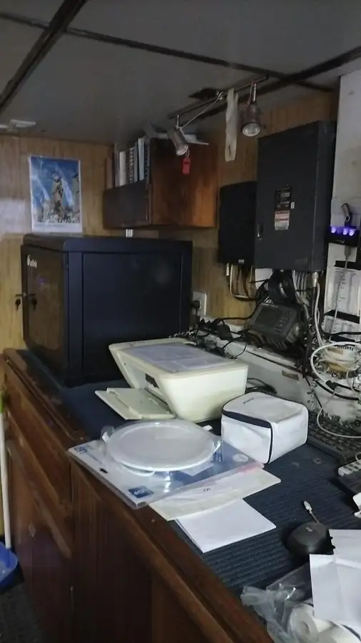 Tàu kéo lưới để bán