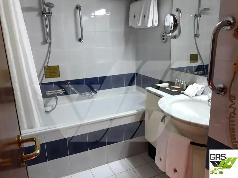 Tàu du lịch để bán