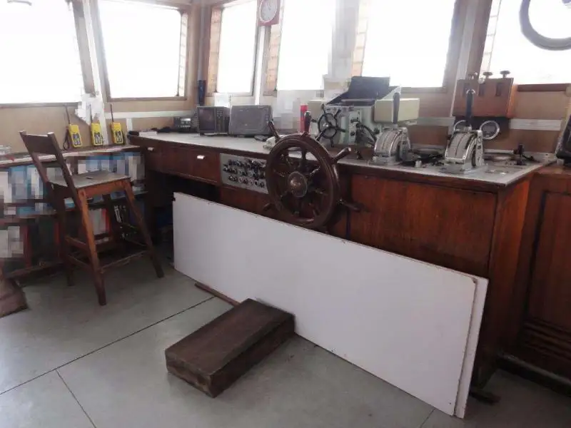 Tàu kéo để bán