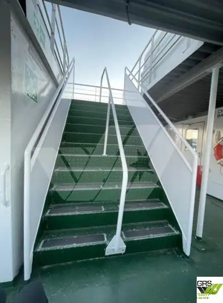 Tàu phà để bán