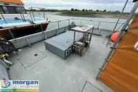 Tàu làm việc để bán