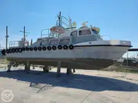 Tàu chở thủy thủ đoàn để bán