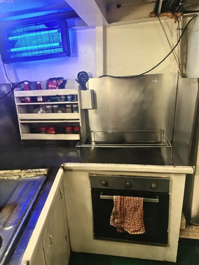 Tàu làm việc để bán