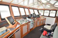 Tàu kéo lưới để bán