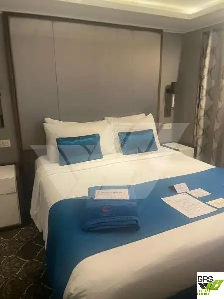 Tàu du lịch để bán