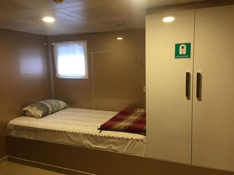 Tàu chở khách để bán