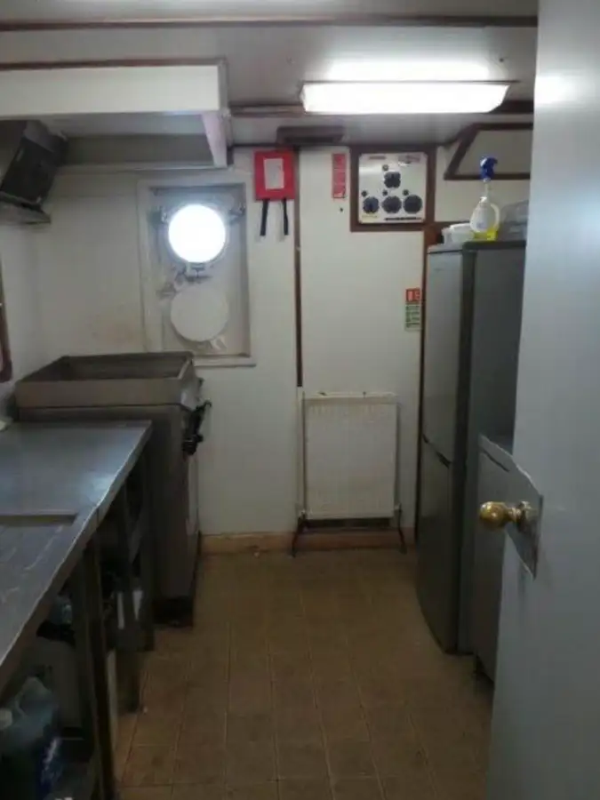 Tàu làm việc để bán
