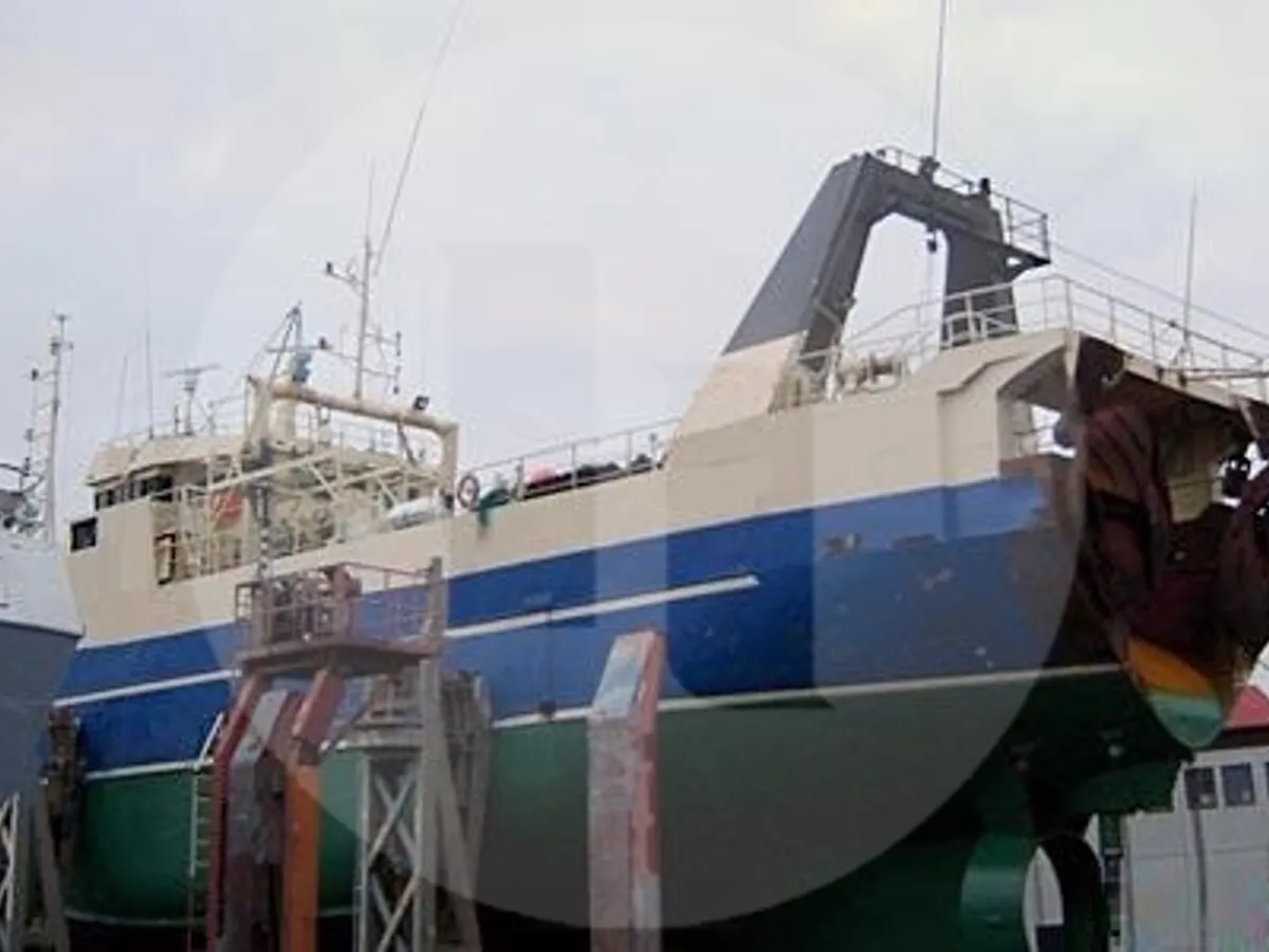 Tàu kéo lưới để bán