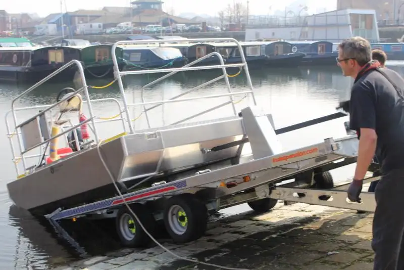 Tàu container để bán