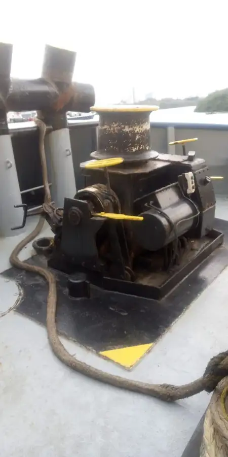 Tàu kéo để bán