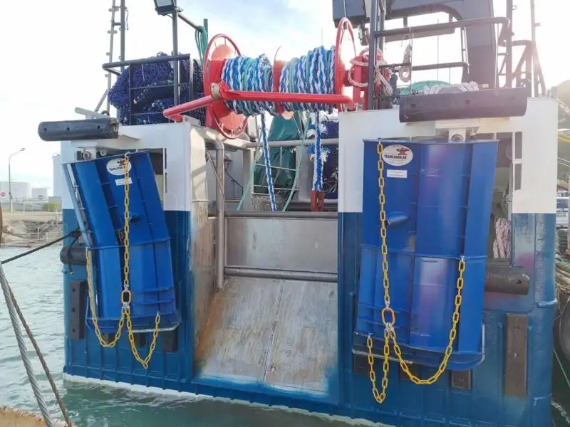 Tàu kéo lưới để bán