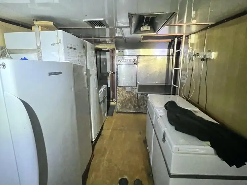 Tàu kéo lưới để bán