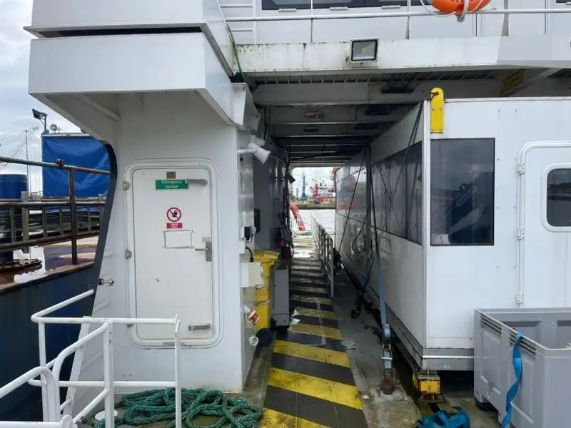 Tàu container để bán