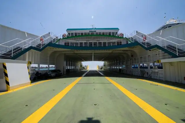 Tàu phà để bán