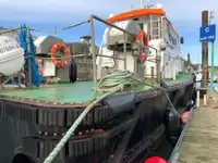 Tàu chở thủy thủ đoàn để bán