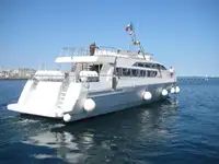 Tàu chở khách rao bán