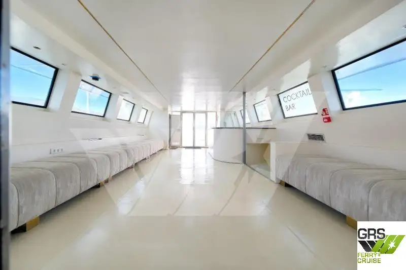 Tàu du lịch để bán