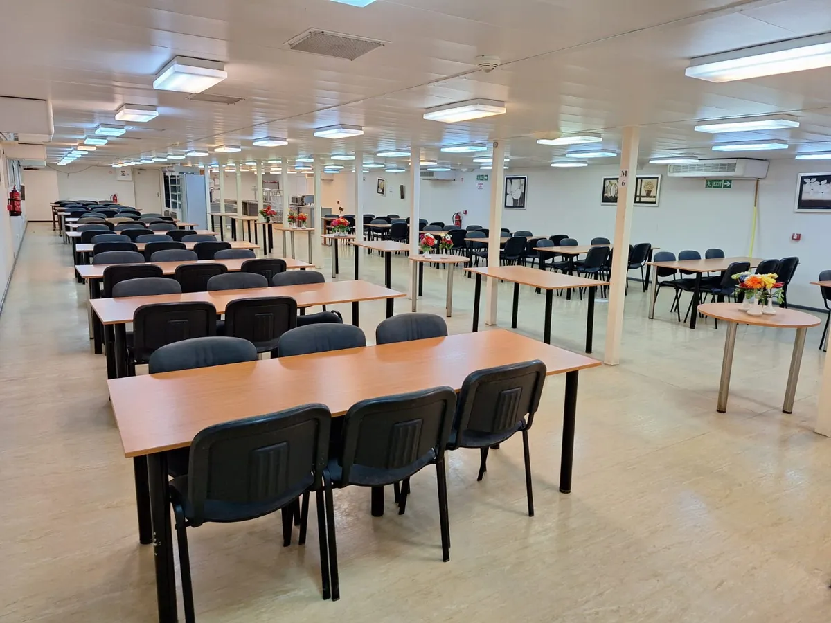 Sà lan chở người để bán