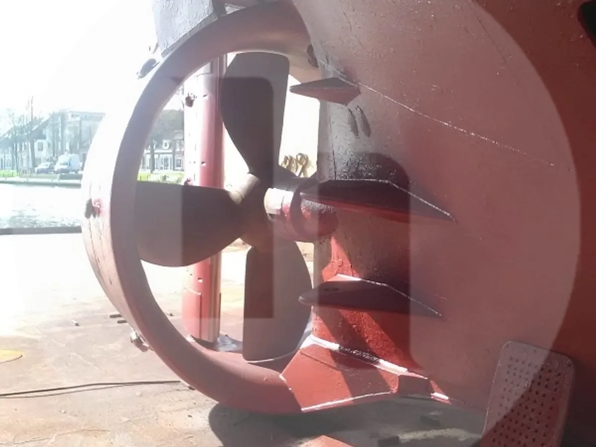 Tàu kéo lưới để bán