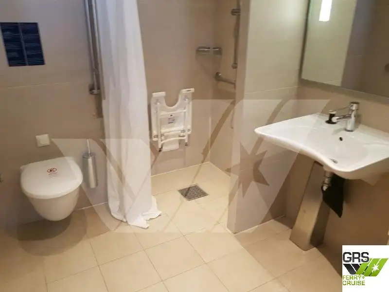 Tàu du lịch để bán