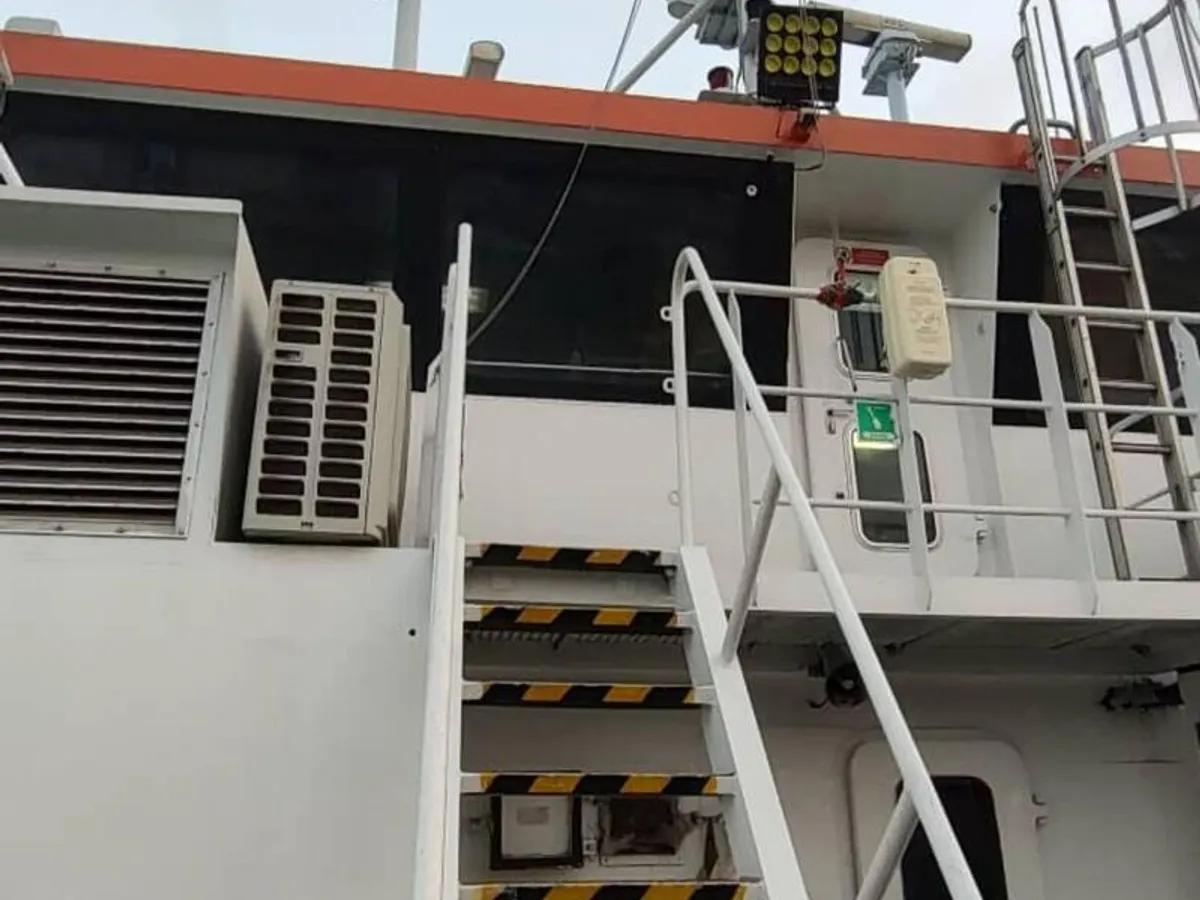 Tàu chở thủy thủ đoàn để bán