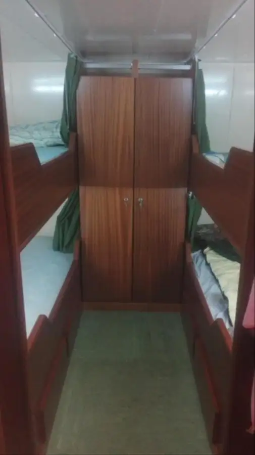 Tàu làm việc để bán