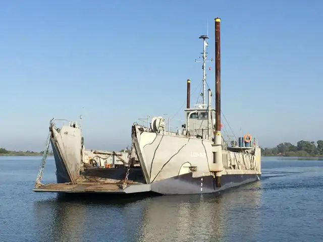 Tàu đổ bộ, chở hàng để bán