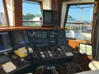 Tàu chở khách và hàng hóa để bán