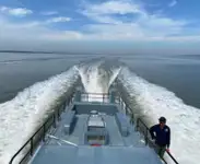 Tàu chở thủy thủ đoàn để bán