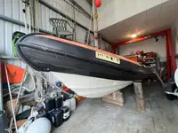 Tàu làm việc để bán