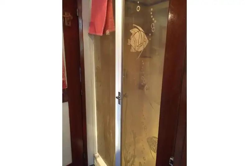 Tàu du lịch để bán