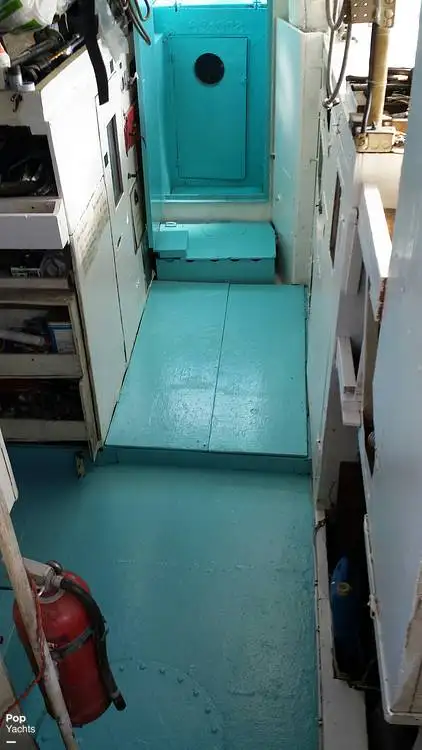 Tàu kéo lưới để bán