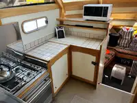 Tàu du lịch để bán