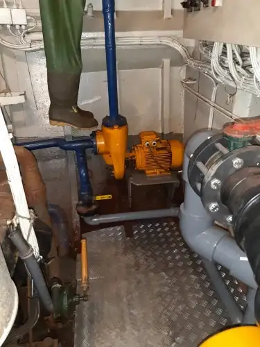 Tàu kéo lưới để bán