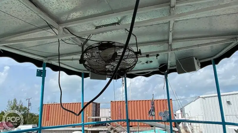 Tàu du lịch để bán