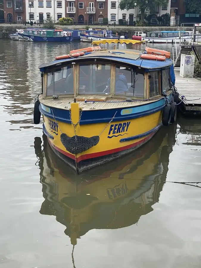 Tàu phà để bán