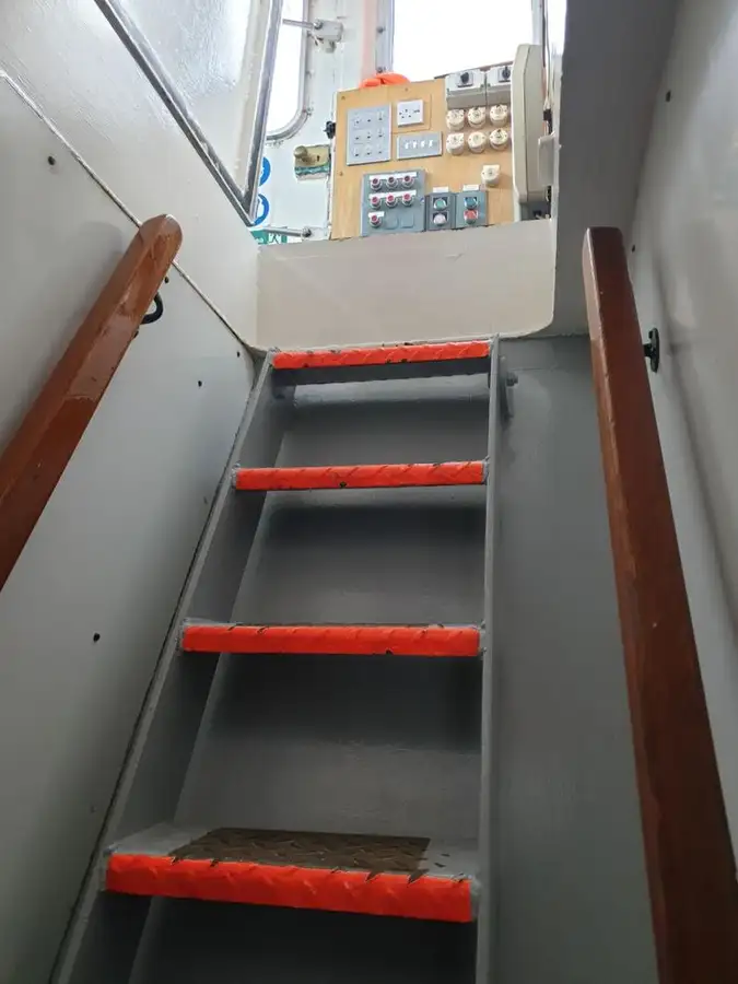 Tàu làm việc để bán