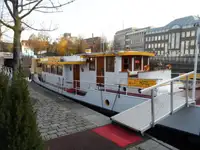 Tàu du lịch để bán