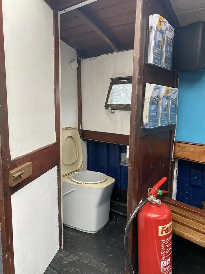Tàu phà để bán