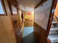 Tàu chở thủy thủ đoàn để bán