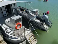 Tàu hai thân để bán