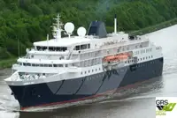 Tàu du lịch rao bán