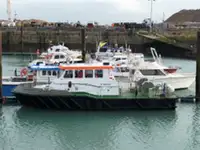 Tàu chở thủy thủ đoàn để bán
