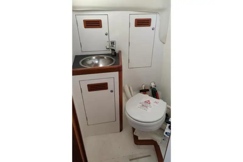 Tàu làm việc để bán