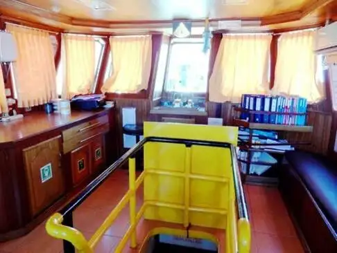 Tàu kéo để bán